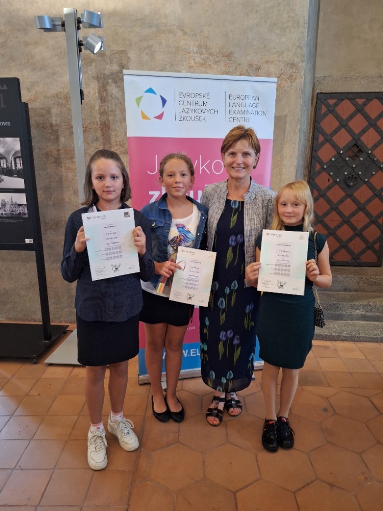 Šest úspěšných držitelů certifikátů Cambridge English Starters 2024